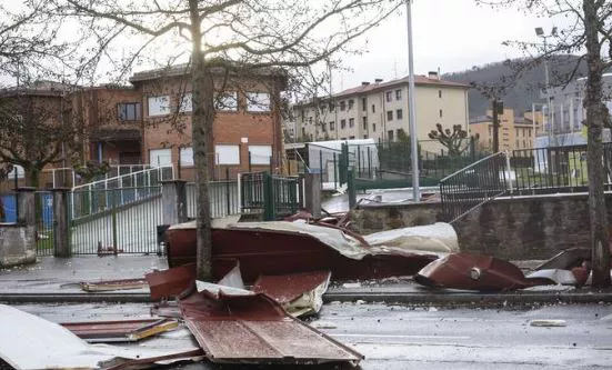 Mendiko Eskolako teilatua 