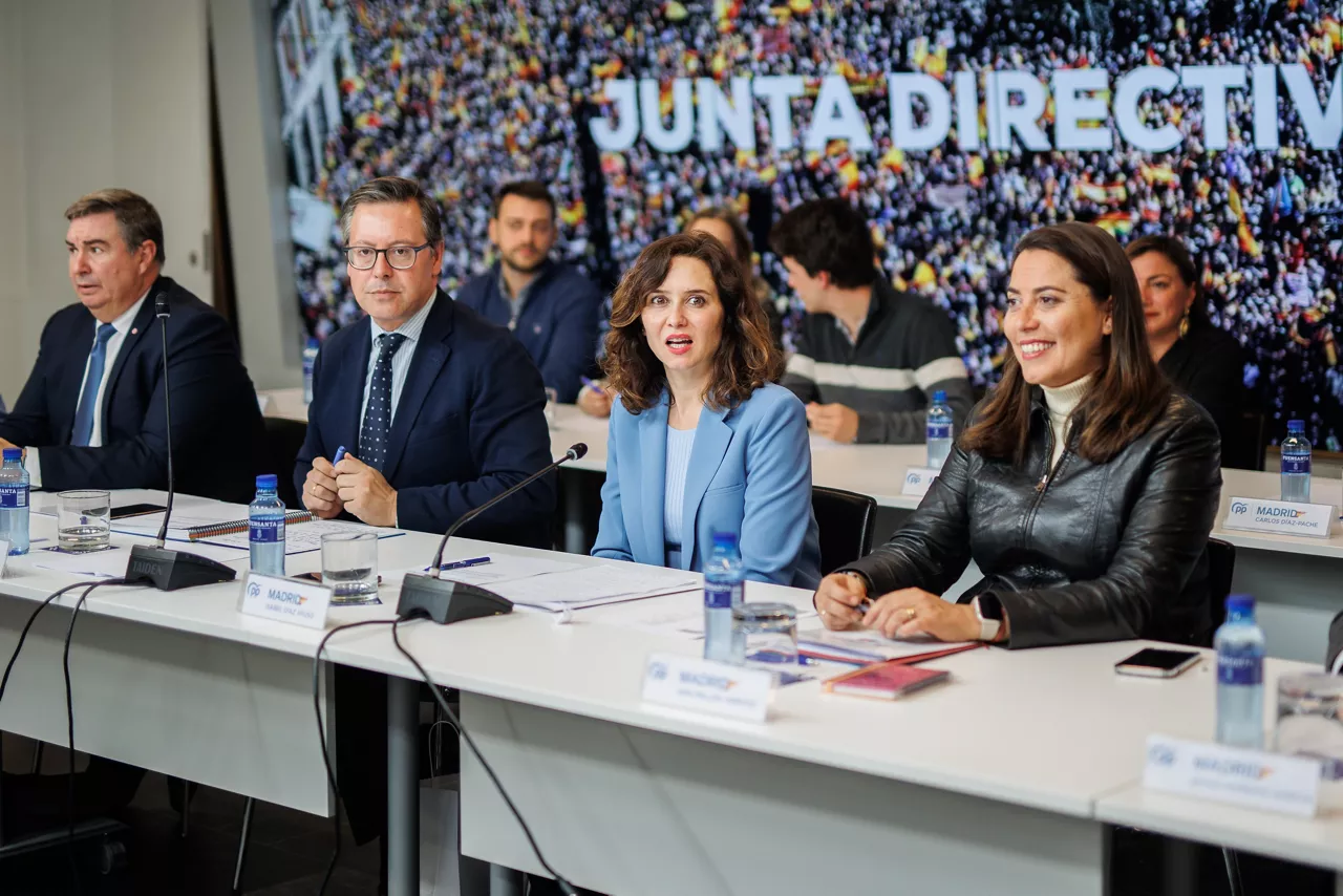 El viceconsejero de Presidencia y Administración Local de la Comunidad de Madrid, José Antonio Sánchez, el secretario general del PP de Madrid, Alfonso Serrano, la presidenta de la Comunidad de Madrid y presidenta del PP de Madrid, Isabel Díaz Ayuso, y la responsable de Organización regional, Ana Millán, durante el Comité Ejecutivo Autonómico y la Junta Directiva del PP de Madrid, en la sede de Génova, a 27 de noviembre de 2023, en Madrid (España).



Alejandro Martínez Vélez / Europa Press

27 NOVIEMBRE 2023;PP;PARTIDO POPULAR;COMITÉ

27/11/2023