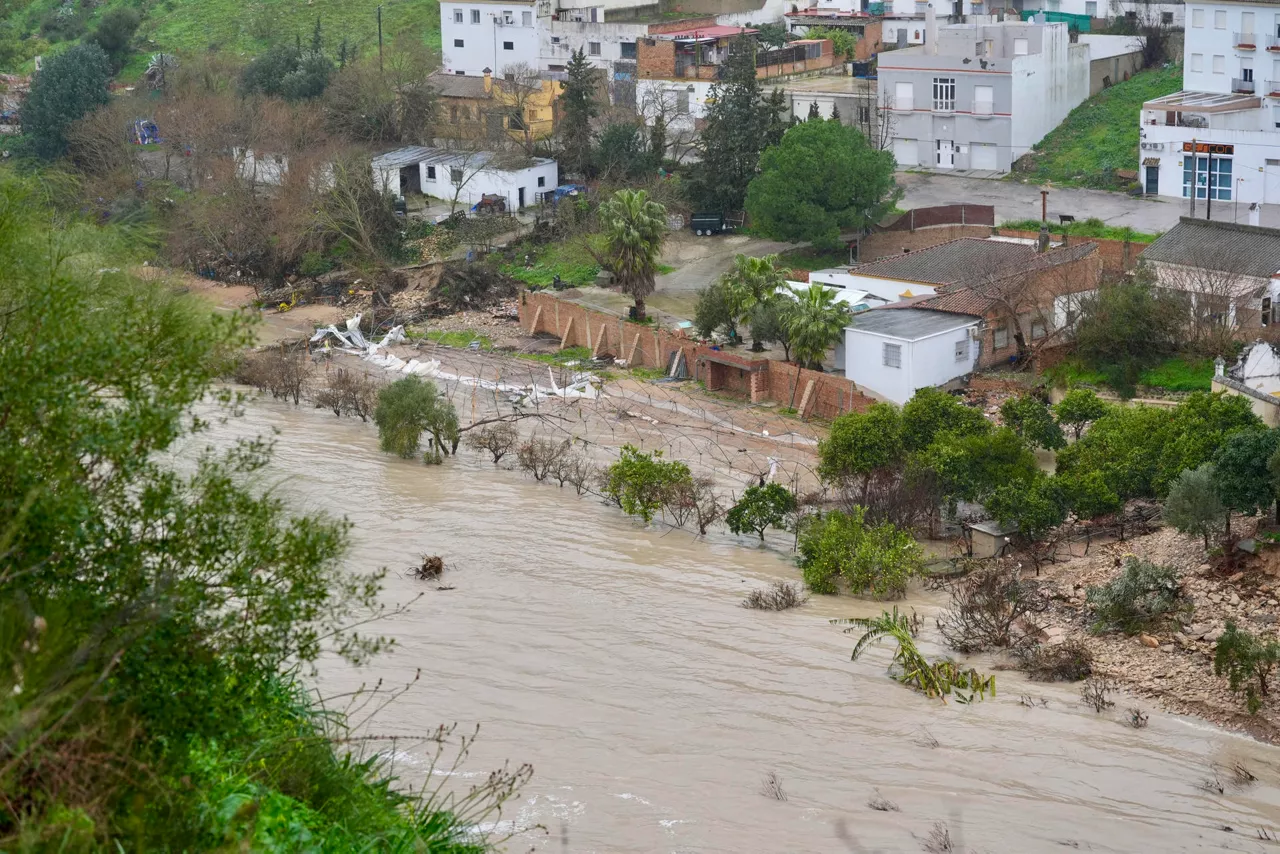ARCOS DE LA FRONTERA (CÁDIZ), 07/02/2026.-Vista del río Guadalete a su paso por Arcos de la Frontera, y al que la presa está desembalsado agua. Andalucía se mantiene en situación de máxima alerta ante el posible empeoramiento de los efectos generados por el tren de borrascas de las últimas semanas con la llegada del nuevo frente, Marta, después de estimar que las pérdidas económicas para la región pueden ser "millonarias".  EFE/ Roman Rios
