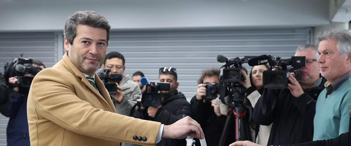 FOTODELDIA LISBOA (PORTUGAL), 18/01/2026.- El candidato presidencial André Ventura (i) emite su voto en Lisboa, Portugal, 18 de enero de 2026. Más de 11 millones de votantes están llamados a elegir al nuevo Presidente de la República Portuguesa, quien sucederá a Marcelo Rebelo de Sousa, que ha alcanzado el límite de sus mandatos en el cargo. Hay 11 candidatos aceptados, un número récord. EFE/TIAGO PETINGA
