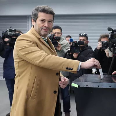 FOTODELDIA LISBOA (PORTUGAL), 18/01/2026.- El candidato presidencial André Ventura (i) emite su voto en Lisboa, Portugal, 18 de enero de 2026. Más de 11 millones de votantes están llamados a elegir al nuevo Presidente de la República Portuguesa, quien sucederá a Marcelo Rebelo de Sousa, que ha alcanzado el límite de sus mandatos en el cargo. Hay 11 candidatos aceptados, un número récord. EFE/TIAGO PETINGA
