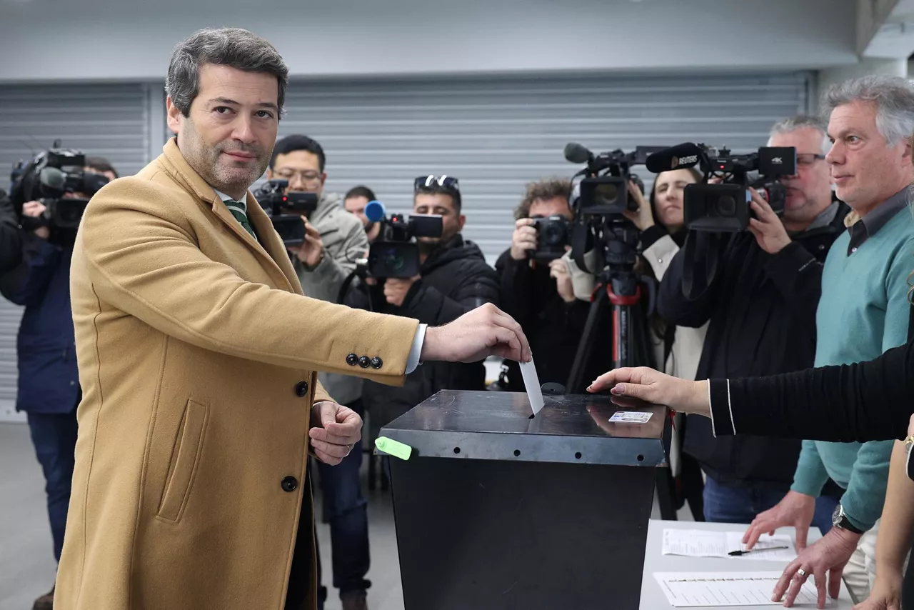 FOTODELDIA LISBOA (PORTUGAL), 18/01/2026.- El candidato presidencial André Ventura (i) emite su voto en Lisboa, Portugal, 18 de enero de 2026. Más de 11 millones de votantes están llamados a elegir al nuevo Presidente de la República Portuguesa, quien sucederá a Marcelo Rebelo de Sousa, que ha alcanzado el límite de sus mandatos en el cargo. Hay 11 candidatos aceptados, un número récord. EFE/TIAGO PETINGA
