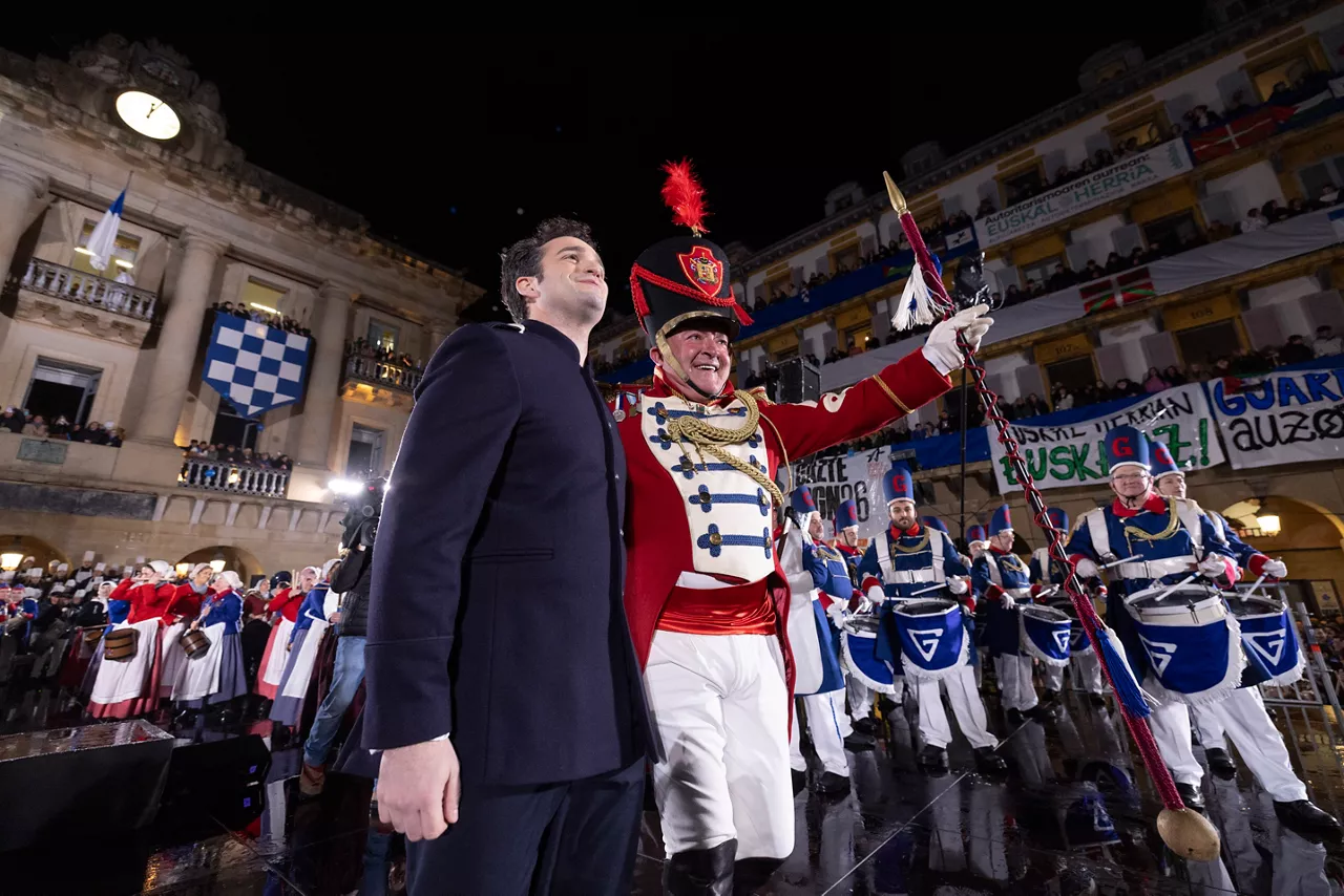 SAN SEBASTIÁN, 19/01/2026.- El tambor mayor Mendi (d) y el tenor Xabier Anduaga (i) durante la Izada a medianoche de la bandera de San Sebastián, que da inicio a la fiesta grande de la capital guipuzcoana en la que durante 24 horas 23.000 donostiarras de 167 tamborradas y 5.500 escolares llevarán la música a todos los rincones de la ciudad. EFE/Javier Etxezarreta ***POOL***
