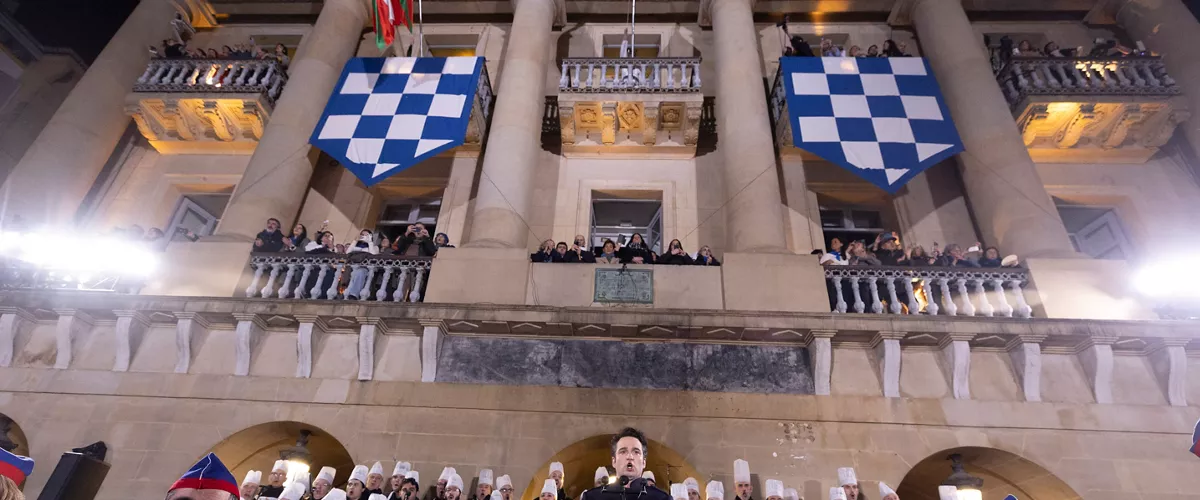 SAN SEBASTIÁN, 19/01/2026.- El tenor Xabier Anduaga durante la Izada a medianoche de la bandera de San Sebastián, que da inicio a la fiesta grande de la capital guipuzcoana en la que durante 24 horas 23.000 donostiarras de 167 tamborradas y 5.500 escolares llevarán la música a todos los rincones de la ciudad. EFE/Javier Etxezarreta ***POOL***
