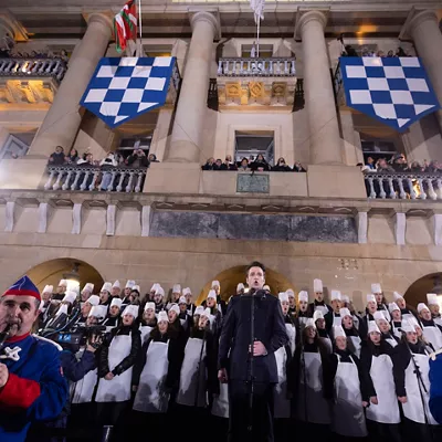 SAN SEBASTIÁN, 19/01/2026.- El tenor Xabier Anduaga durante la Izada a medianoche de la bandera de San Sebastián, que da inicio a la fiesta grande de la capital guipuzcoana en la que durante 24 horas 23.000 donostiarras de 167 tamborradas y 5.500 escolares llevarán la música a todos los rincones de la ciudad. EFE/Javier Etxezarreta ***POOL***
