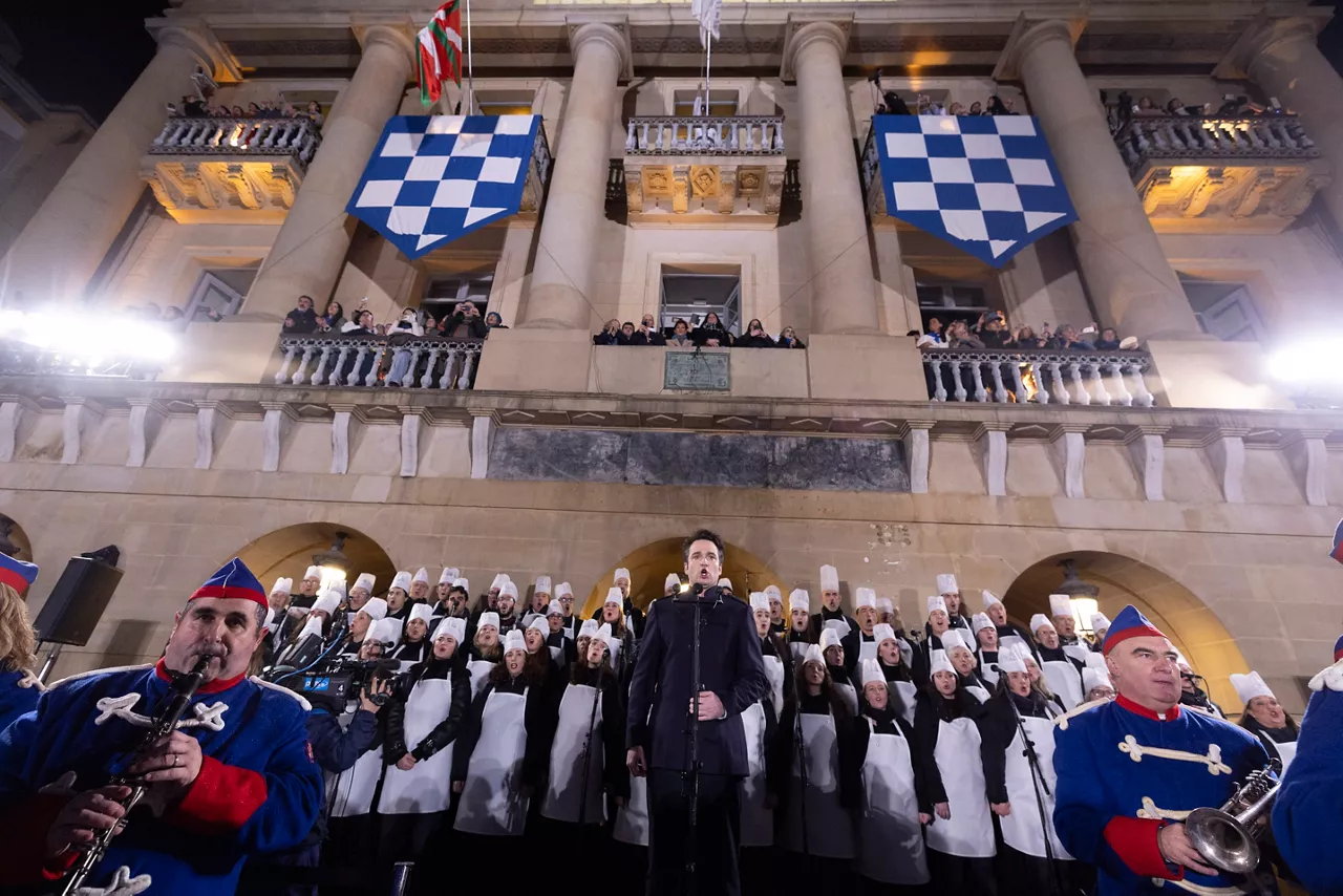 SAN SEBASTIÁN, 19/01/2026.- El tenor Xabier Anduaga durante la Izada a medianoche de la bandera de San Sebastián, que da inicio a la fiesta grande de la capital guipuzcoana en la que durante 24 horas 23.000 donostiarras de 167 tamborradas y 5.500 escolares llevarán la música a todos los rincones de la ciudad. EFE/Javier Etxezarreta ***POOL***
