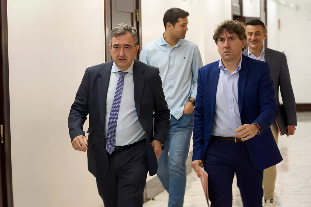 VITORIA, 03/06/2025.- Los máximos dirigentes de los dos partidos que sustentan al Gobierno Vasco, Aitor Esteban (i) del PNV y Eneko Andueza del PSE-EE,  han presentado este martes en Vitoria la proposición de ley de medidas urgentes en materia de vivienda. EFE / L. Rico
