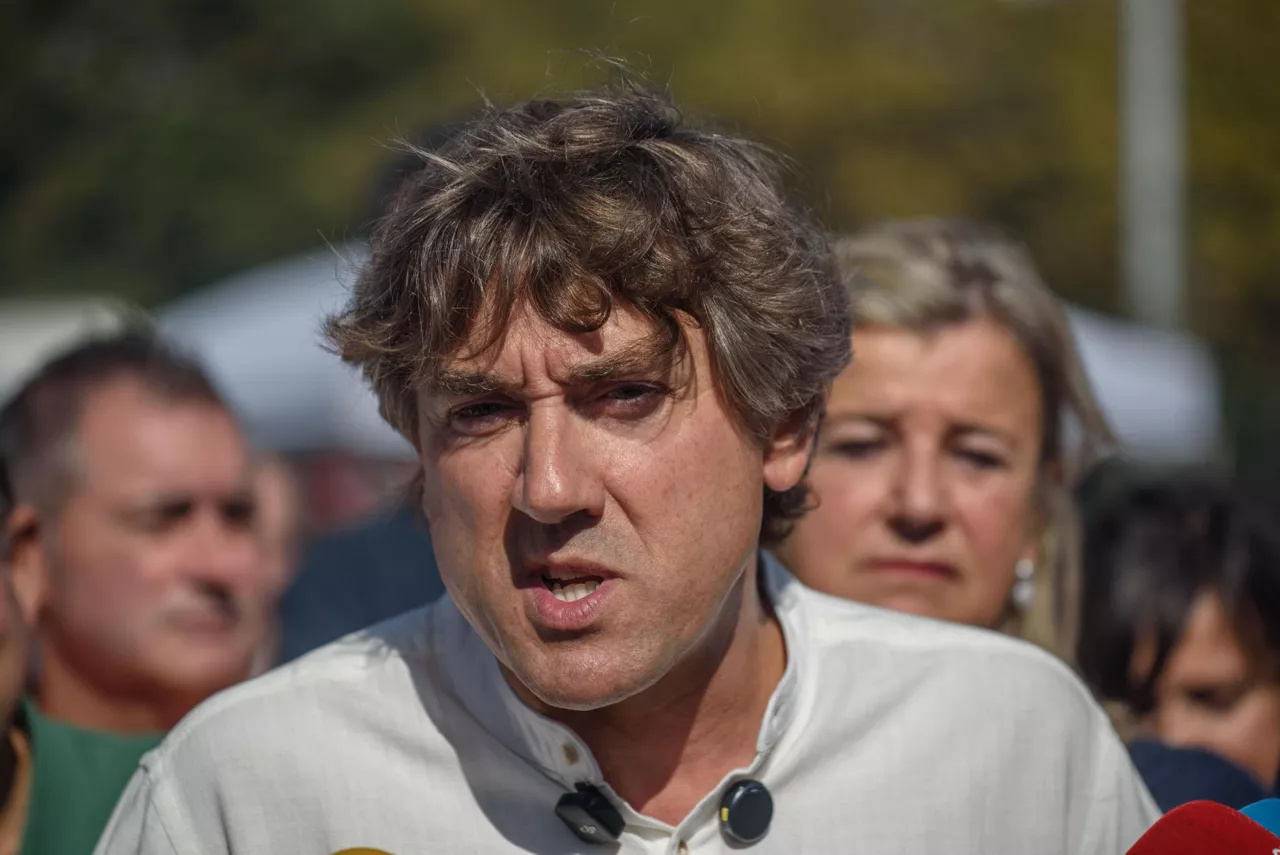 ABANTO ZIERBENA (VIZCAYA) 12/09/2026.- El secretario general del Partido Socialista de Euskadi, Eneko Andueza hace declaraciones a los medios de comunicación, este sábado en la localidad vizcaína de Abanto Zierbena. EFE/Javier Zorrilla
