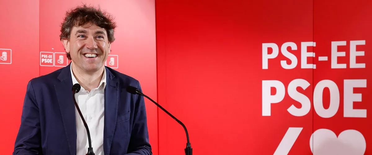 BILBAO, 21/04/2026.- El secretario general del PSE-EE, Eneko Andueza, ha comparecido este martes en Bilbao para informar sobre la reunión de la Comisión Ejecutiva del partido. EFE/ Miguel Toña
