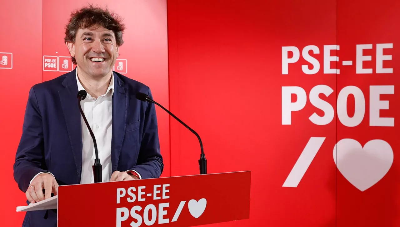 BILBAO, 21/04/2026.- El secretario general del PSE-EE, Eneko Andueza, ha comparecido este martes en Bilbao para informar sobre la reunión de la Comisión Ejecutiva del partido. EFE/ Miguel Toña
