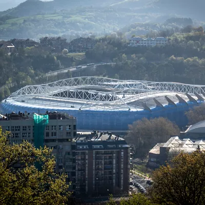 SAN SEBASTIÁN, 20/03/2026.- Vista del estadio de Anoeta en San Sebastián este viernes, en el que una delegación de la FIFA ha visitado las instalaciones del estadio como candidato a sede para el Mundial 2030. EFE/Javier Etxezarreta
