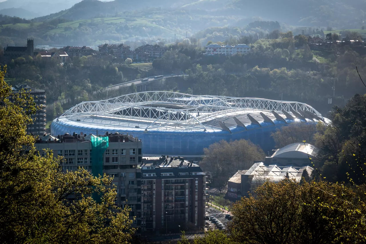 SAN SEBASTIÁN, 20/03/2026.- Vista del estadio de Anoeta en San Sebastián este viernes, en el que una delegación de la FIFA ha visitado las instalaciones del estadio como candidato a sede para el Mundial 2030. EFE/Javier Etxezarreta
