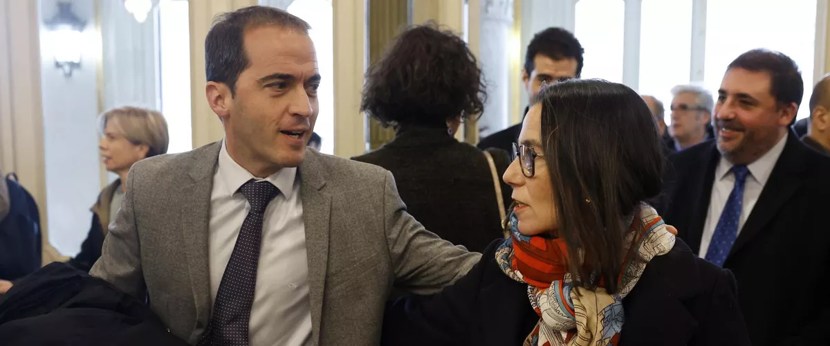 BILBAO, 25/01/2026.- El presidente del PNV en Bizkaia, Iñigo Ansola (i), y la alcaldesa de Getxo (Bizkaia), Amaia Agirre (d), tras atender a los medios de comunicación este domingo momentos antes de la gala de entrega de los Premios de la Fundación Sabino Arana, que este año han recaído en el exconsejero de Interior y expresidente del Parlamento Vasco, Juan María Atutxa, y la Agencia de Naciones Unidas para los Refugiados de Palestina en Oriente Próximo (UNRWA), entre otros. EFE/ Miguel Toña
