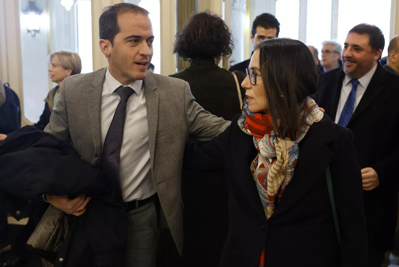 BILBAO, 25/01/2026.- El presidente del PNV en Bizkaia, Iñigo Ansola (i), y la alcaldesa de Getxo (Bizkaia), Amaia Agirre (d), tras atender a los medios de comunicación este domingo momentos antes de la gala de entrega de los Premios de la Fundación Sabino Arana, que este año han recaído en el exconsejero de Interior y expresidente del Parlamento Vasco, Juan María Atutxa, y la Agencia de Naciones Unidas para los Refugiados de Palestina en Oriente Próximo (UNRWA), entre otros. EFE/ Miguel Toña
