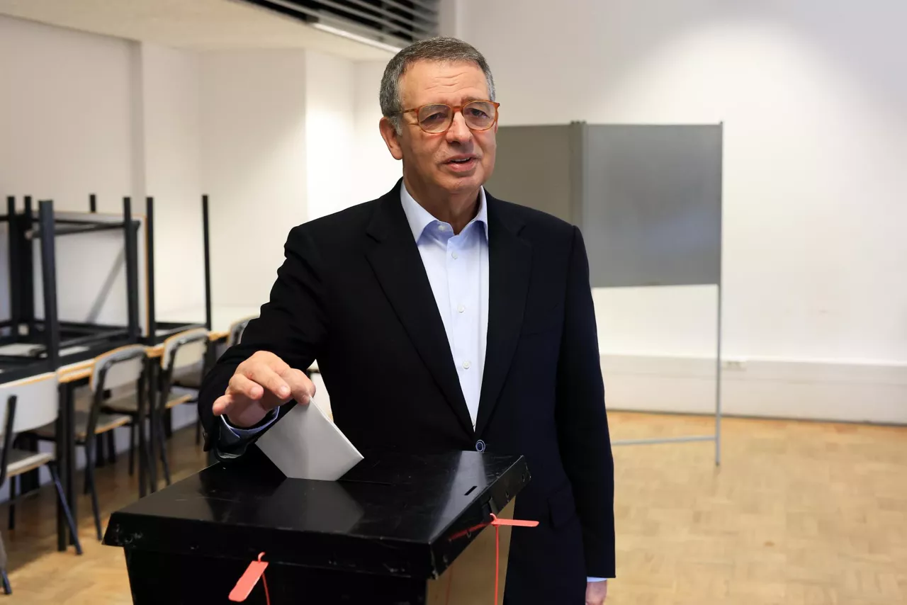 CALDAS DA RAINHA (Portugal), 08/02/2026.- Presidential candidate Antonio Jose Seguro votes in the second round of the Portuguese presidential elections, in Caldas da Rainha, Portugal, 08 February 2026. More than 11 million voters are called upon to choose the new President of the Republic, in an election that pits António Jose Seguro against Andre Ventura, the two candidates who received the most votes on 18 January. (Elecciones) EFE/EPA/JOSE COELHO
