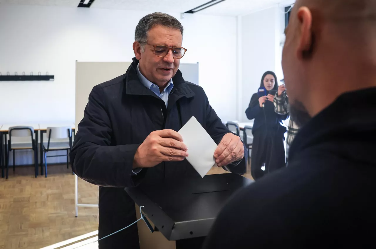 Caldas da Rainha (Portugal), 18/01/2026.- Presidential candidate Antonio Jose Seguro casts his vote in Caldas da Rainha, Portugal, 18 January 2026. More than 11 million voters are called upon to elect the new President of the Portuguese Republic, who will succeed Marcelo Rebelo de Sousa, who has reached the limit of his terms in office. There are 11 accepted candidates, a record number. (Elecciones) EFE/EPA/JOSE COELHO
