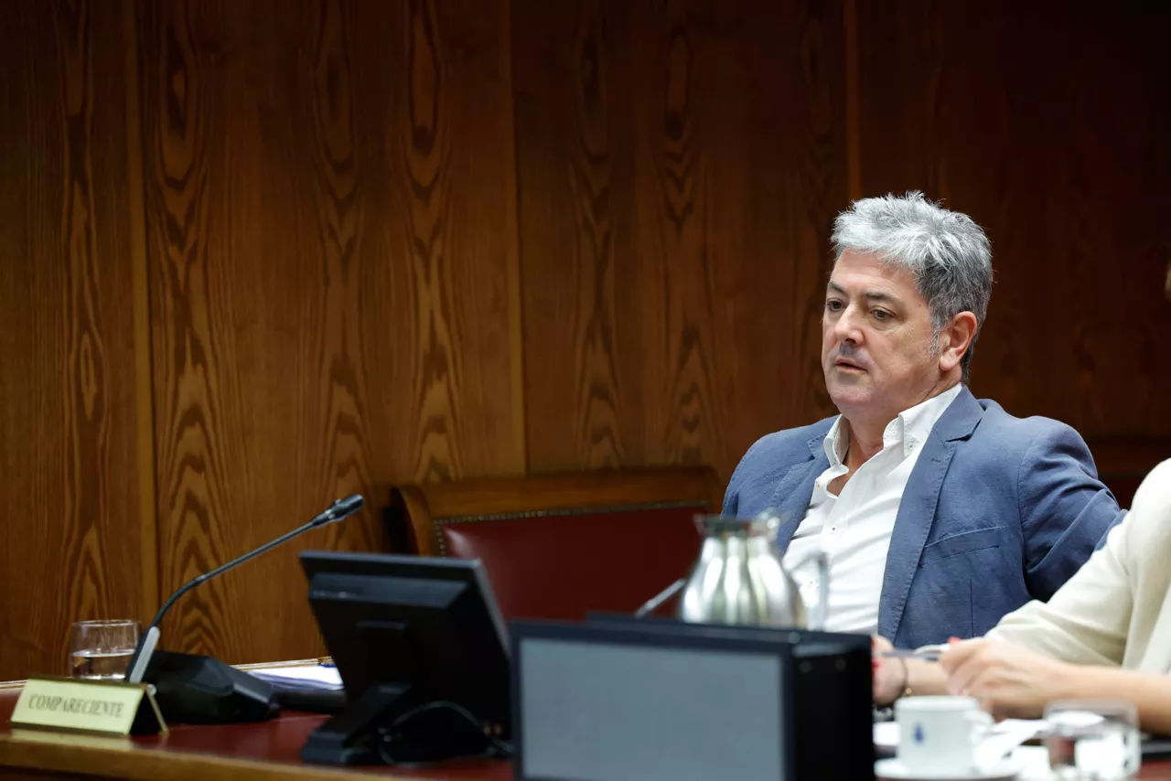 MADRID, 22/07/2025.- El empresario vasco Antxon Alonso, dueño de la empresa Servinabar, vinculada a los presuntos amaños de contratos públicos del caso Koldo, este martes en el Senado, quince días después de que declarara en el Tribunal Supremo, donde negó que Santos Cerdán fuera su socio. EFE/ Zipi Aragon
