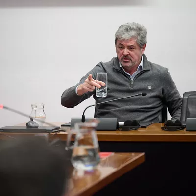 GRAFCAV9109. PAMPLONA, 27/01/2026.- El administrador de Servinabar, Antxon Alonso, se ha acogido este martes a su derecho a no declarar en la Comisión de Investigación sobre obras públicas del Gobierno de Navarra que se celebra en el Parlamento de Navarra. Alonso ha acudido a la citación, pero en un primer turno de palabra ha argumentado que se encuentra en un proceso judicial abierto en el Tribunal Supremo, por lo que no responderá a las preguntas de los grupos. EFE/Iñaki Porto
