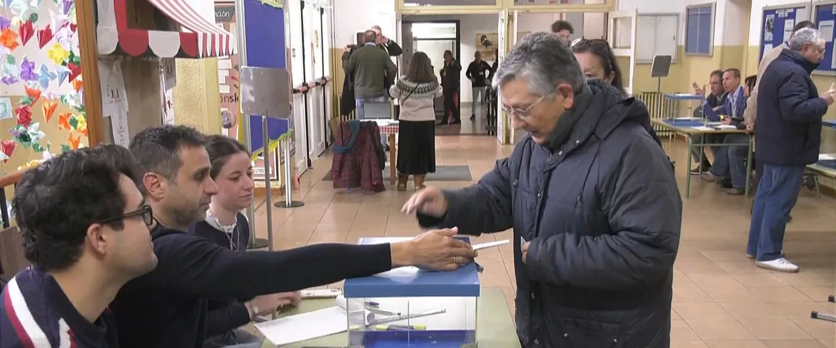 Abren los colegios electorales en Aragón