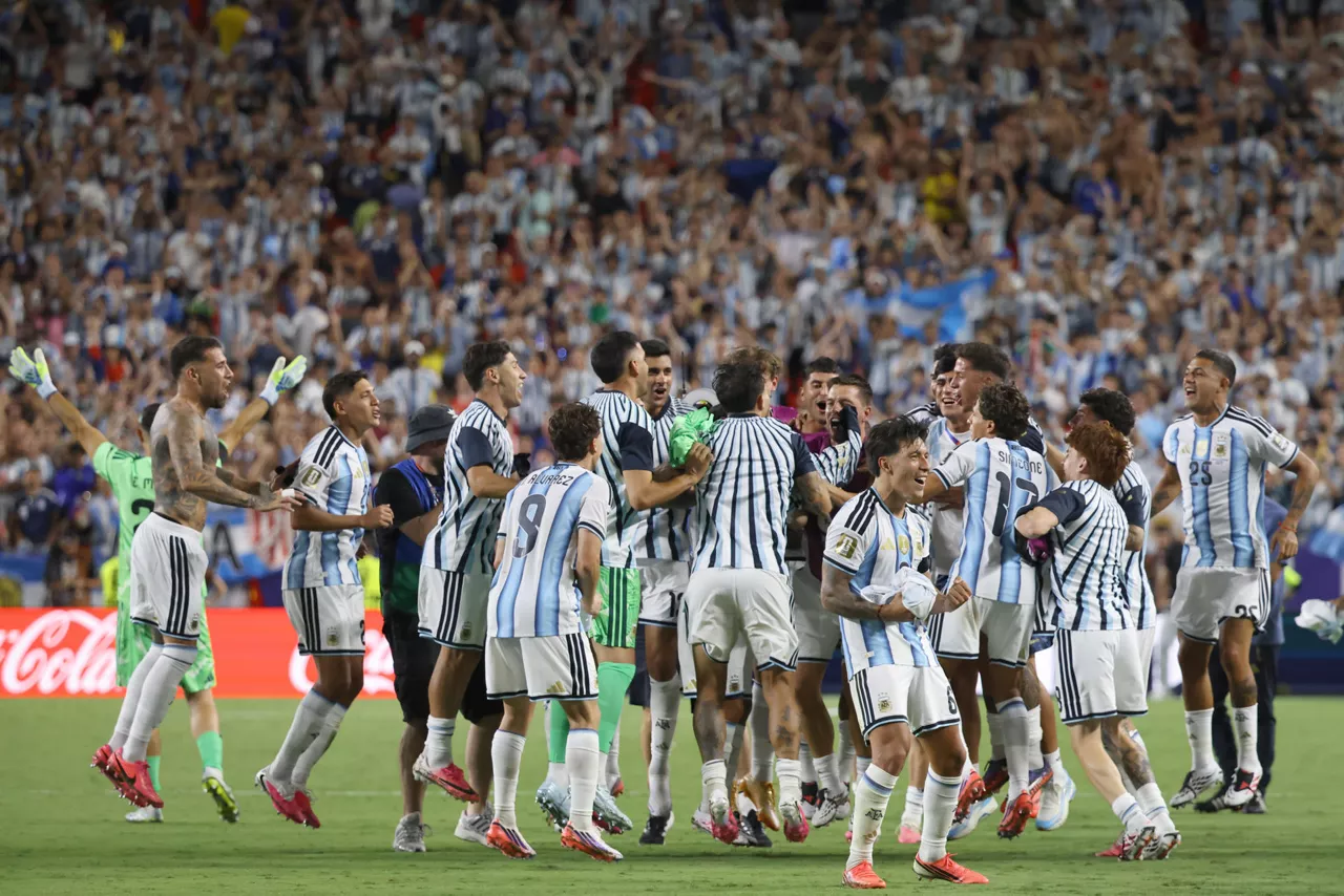 GR7028. KANSAS (ESTADOS UNIDOS), 11/07/2026.- Jugadores de Argentina celebran su clasificación a semifinales este sábado, al final de un partido de cuartos de final del Mundial de la FIFA 2026 entre Argentina y Suiza en el estadio Arrowhead de Kansas (EE.UU.). EFE/ Kenneth Fernández
