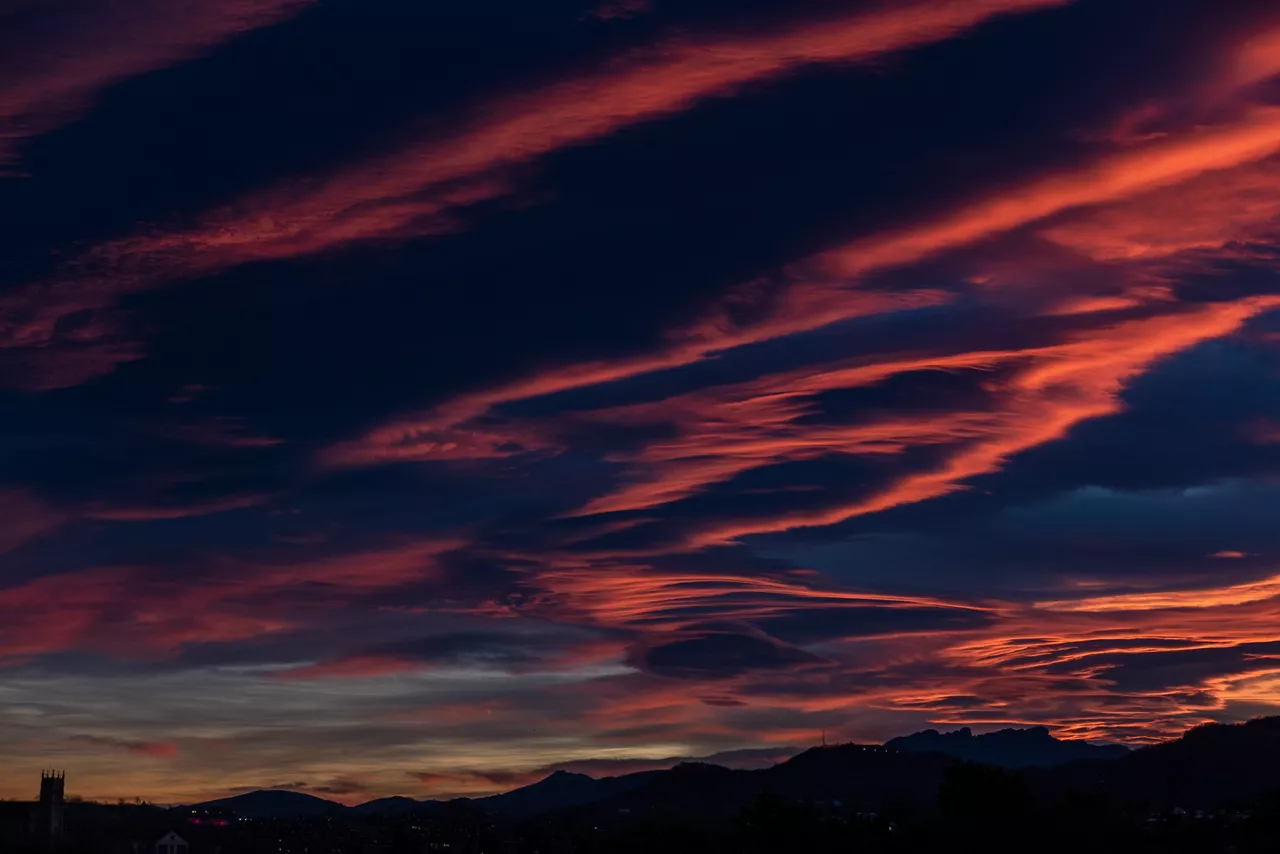 SAN SEBASTIÁN, 13/01/2026.- Vista del amanecer este martes en San Sebastián. Los cielos en el País Vasco se presentan hoy con intervalos nubosos, aunque la nubosidad aumentará por la tarde, cuando podrían registrarse precipitaciones débiles, las temperaturas no experimentarán cambios, y el viento soplará del sur, con rachas fuertes en la primera mitad del día.EFE/Javier Etxezarreta
