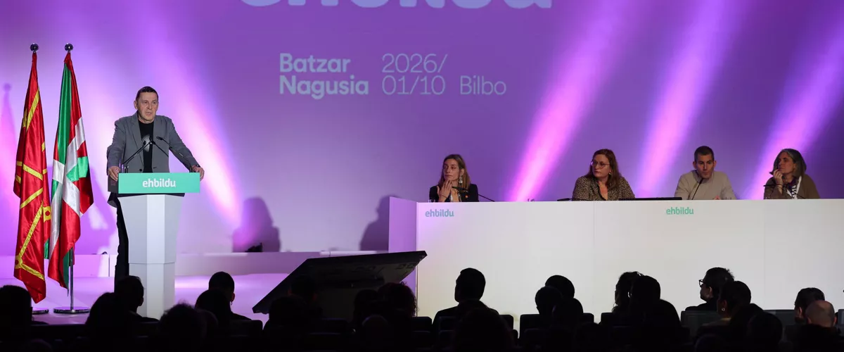 GRAFCAV8444. BILBAO, 10/01/2026.-El secretario general de EH Bildu, Arnaldo Otegi, (i) en la imagen, abre la Asamblea General de la formación soberanista, este sábado, que define su estrategia para 2026, un año que considera "clave" para la política vasca, hace balance de la iniciativa 'diálogo nacional' y aborda la elaboración de sus programas sobre asuntos como la vivienda y los servicios públicos. EFE/Luis Tejido
