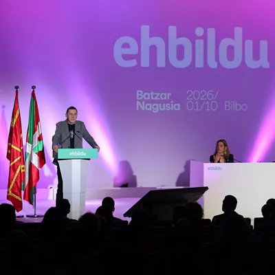 GRAFCAV8444. BILBAO, 10/01/2026.-El secretario general de EH Bildu, Arnaldo Otegi, (i) en la imagen, abre la Asamblea General de la formación soberanista, este sábado, que define su estrategia para 2026, un año que considera "clave" para la política vasca, hace balance de la iniciativa 'diálogo nacional' y aborda la elaboración de sus programas sobre asuntos como la vivienda y los servicios públicos. EFE/Luis Tejido
