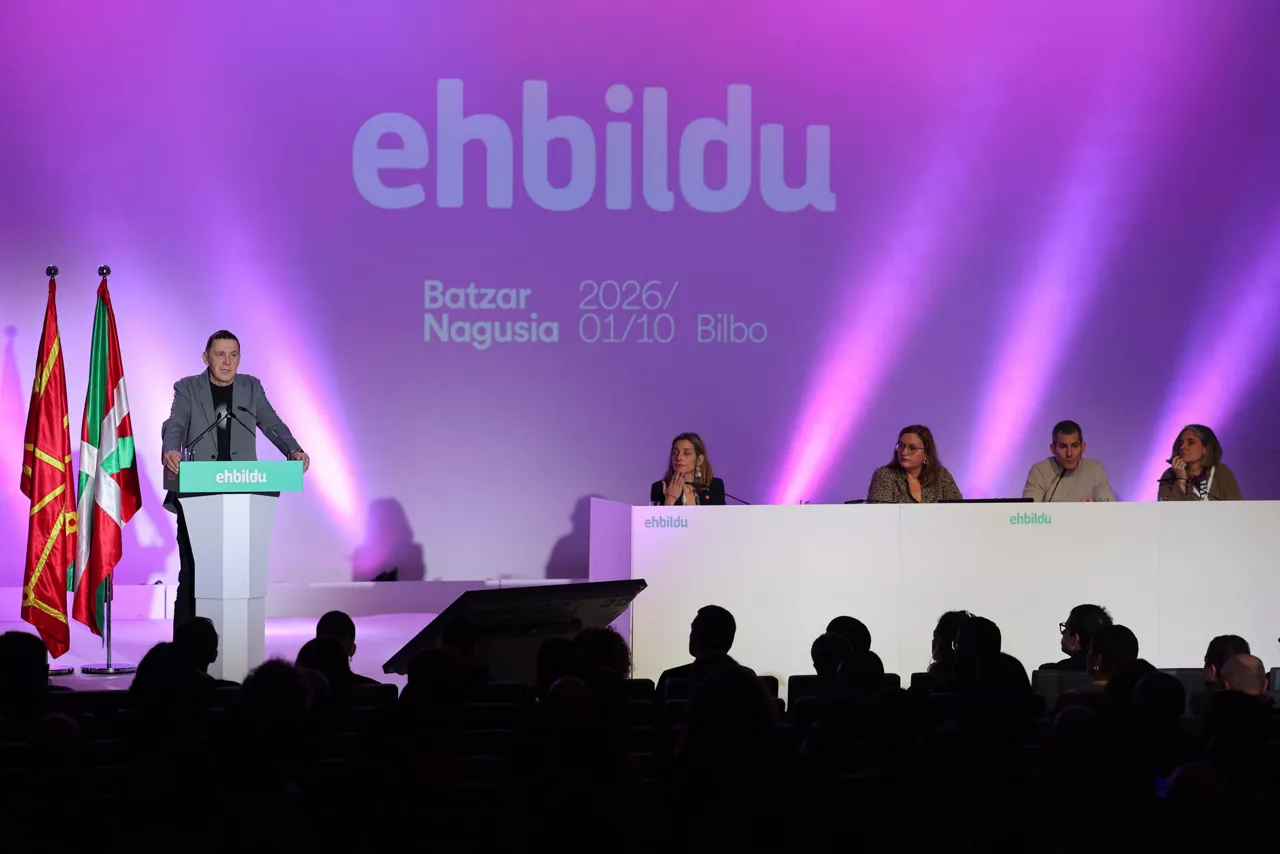 GRAFCAV8444. BILBAO, 10/01/2026.-El secretario general de EH Bildu, Arnaldo Otegi, (i) en la imagen, abre la Asamblea General de la formación soberanista, este sábado, que define su estrategia para 2026, un año que considera "clave" para la política vasca, hace balance de la iniciativa 'diálogo nacional' y aborda la elaboración de sus programas sobre asuntos como la vivienda y los servicios públicos. EFE/Luis Tejido
