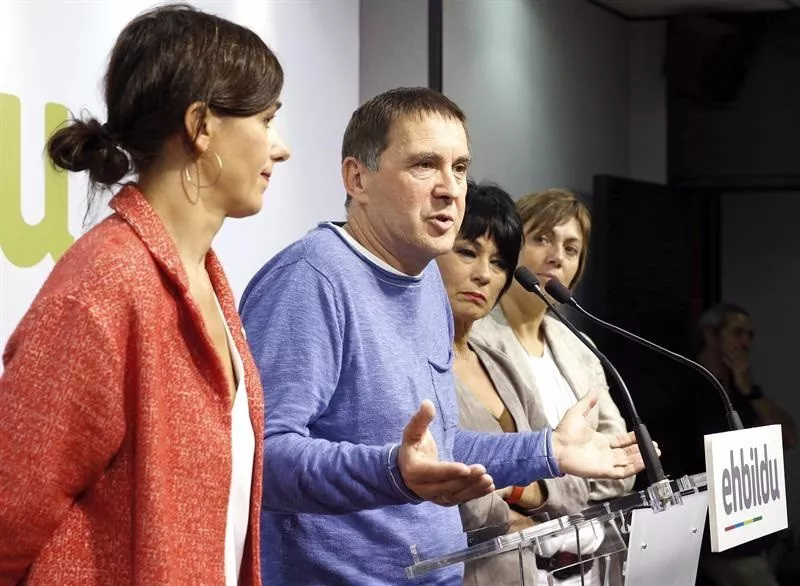 Jasone Agirre, Arnaldo Otegi, Maddalen Iriarte eta Miren Larrion. EFE