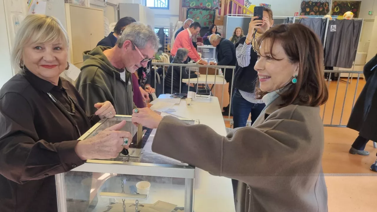 Arosteguy Biarritzeko egungo alkatea bozkatzen. 