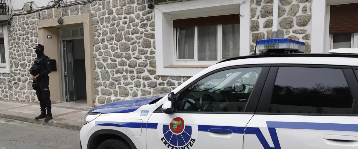 GRAFCAV377. ARRASATE (GIPUZKOA) (ESPAÑA), 27/02/2026.- Un hombre ha resultado herido por arma de fuego en la localidad guipuzcoana de Arrasate, un suceso que ha tenido lugar este viernes y que investiga la Ertzaintza para esclarecer lo ocurrido. EFE/Javier Etxezarreta.
