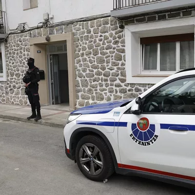 GRAFCAV377. ARRASATE (GIPUZKOA) (ESPAÑA), 27/02/2026.- Un hombre ha resultado herido por arma de fuego en la localidad guipuzcoana de Arrasate, un suceso que ha tenido lugar este viernes y que investiga la Ertzaintza para esclarecer lo ocurrido. EFE/Javier Etxezarreta.
