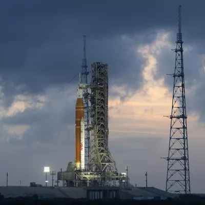 USA9523. CABO CAÑAVERAL (ESTADOS UNIDOS), 30/03/2026.- Fotografía cedida por la NASA donde se muestra el cohete del Sistema de Lanzamiento Espacial (SLS) y la nave espacial Orion de la misión Artemis II sobre una plataforma de lanzamiento móvil este lunes, en el Complejo de Lanzamiento 39B del Centro Espacial Kennedy en Cabo Cañaveral (EE.UU.). La NASA inició la cuenta regresiva de Artemis II, una misión histórica que marcará el regreso de astronautas a la órbita lunar por primera vez en más de medio siglo, y aseguró que el programa se encuentra en "excelente forma", al ofrecer un parte positivo cuando faltan apenas dos días para el lanzamiento. EFE/ Joel Kowsky /NASA/ SOLO USO EDITORIAL/NO VENTAS/SOLO DISPONIBLE PARA ILUSTRAR LA NOTICIA QUE ACOMPAÑA (CRÉDITO OBLIGATORIO)
