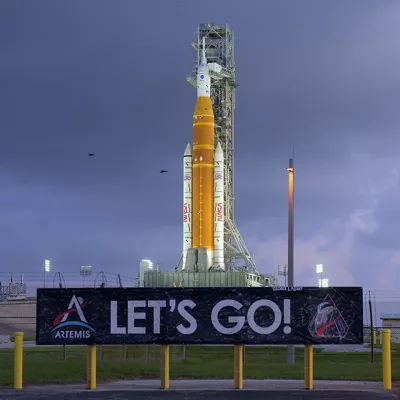 USA9524. CABO CAÑAVERAL (FL, EEUU), 31/03/2026.- Fotografía cedida por la NASA donde se muestra el cohete del Sistema de Lanzamiento Espacial (SLS) y la nave espacial Orion de la misión Artemis II este martes, sobre una plataforma de lanzamiento móvil en el Complejo de Lanzamiento 39B del Centro Espacial Kennedy en Cabo Cañaveral (Estados Unidos). A un día del lanzamiento programado de la misión Artemis II, la NASA tiene todo listo para el despegue de su misión más ambiciosa en décadas, que prevé trasladar a cuatro astronautas a la órbita lunar por primera vez desde 1972. EFE/ Bill Ingalls /NASA /SOLO USO EDITORIAL /NO VENTAS /SOLO DISPONIBLE PARA ILUSTRAR LA NOTICIA QUE ACOMPAÑA /CRÉDITO OBLIGATORIO
