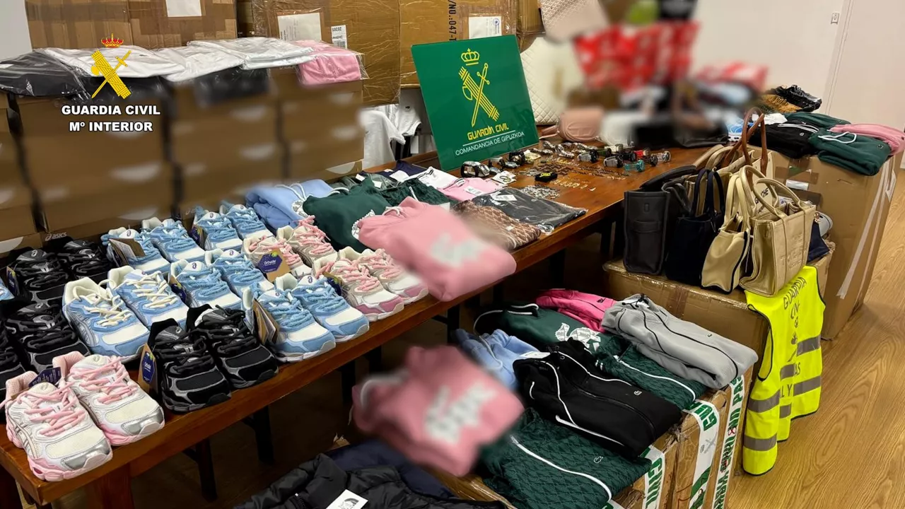 BAJO BIDASOA (GUIPÚZCOA), 25/11/2025.- La Guardia Civil de Gipuzkoa, en el marco de la Operación Fake Star, ha realizado en la comarca del Bajo Bidasoa un operativo coordinado dirigido a la detección y aprehensión de artículos presuntamente falsificados que estaban siendo ofertados en varios establecimientos comerciales de la zona. En el dispositivo intervinieron especialistas fiscales y otras Unidades de la Comandancia de Gipuzkoa de la Guardia Civil, contando además con peritos especialistas en materia de falsificaciones que habían realizado con antelación valoraciones técnicas en estos comercios. EFE/ Guardia Civil  SOLO USO EDITORIAL/SOLO DISPONIBLE PARA ILUSTRAR LA NOTICIA QUE ACOMPAÑA (CRÉDITO OBLIGATORIO)
