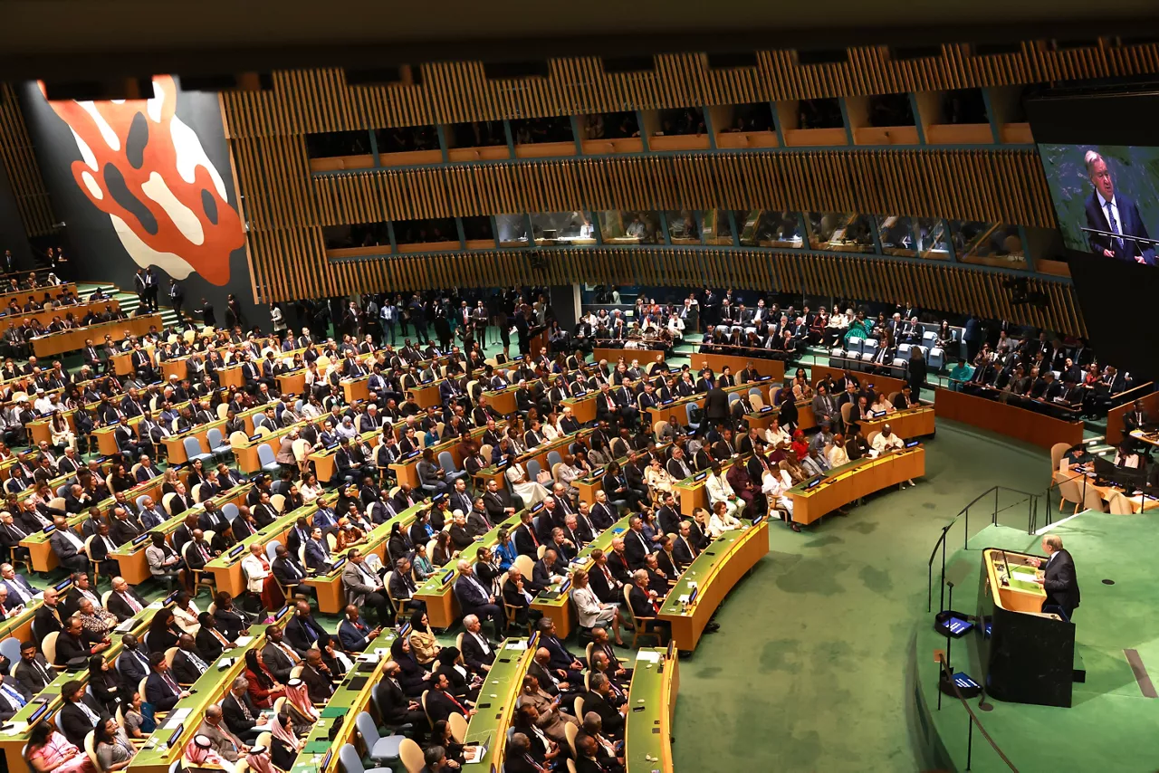(Foto de ARCHIVO)

El secretario general de Naciones Unidas, António Guterres, interviene durante la sesión de apertura del Debate General del 80º período de sesiones de la Asamblea General de Naciones Unidas, en Nueva York, a 23 de septiembre de 2025, en Nueva York (Estados Unidos). El 80º período de sesiones de la Asamblea General de Naciones Unidas se centra en promover la paz y seguridad internacional, avanzar en la solución de dos Estados para Palestina, abordar la guerra en Ucrania, impulsar acción climática y transición energética, fortalecer derechos humanos e igualdad, y preparar la Agenda 2030.



Casa de S.M. el Rey

23 SEPTIEMBRE 2025;ONU;REY;ASAMBLEA ONU;DEBATE GENERAL;

23/9/2025