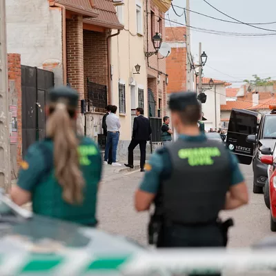 SESEÑA (TOLEDO), 23/04/2026.- Una mujer de 43 años ha sido asesinada este jueves presuntamente a manos de su expareja, un hombre de 50 años que tenía antecedentes por violencia machista y que después se ha ahorcado en Seseña (Toledo), tras una pelea con el hijo de la víctima, que ha acabado en el hospital. Según han informado a EFE fuentes próximas a la investigación, el cuerpo de la mujer, de nombre Melissa y de nacionalidad venezolana, ha sido encontrado en el interior de su vivienda con signos de violencia por arma blanca. EFE/ Manu Reino
