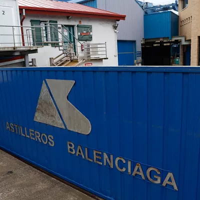 GRAFCAV7870. ZUMAIA (GIPUZKOA), 19/12/2025.- La plantilla de Astilleros Balenciaga ha aceptado este viernes finalmente las condiciones laborales ofrecidas por el grupo árabe Abu Dhabi Ports con lo que se supera el principal escollo para cerrar la compra venta y salvar la histórica firma con sede en Zumaia (Gipuzkoa). EFE/Juan Herrero.
