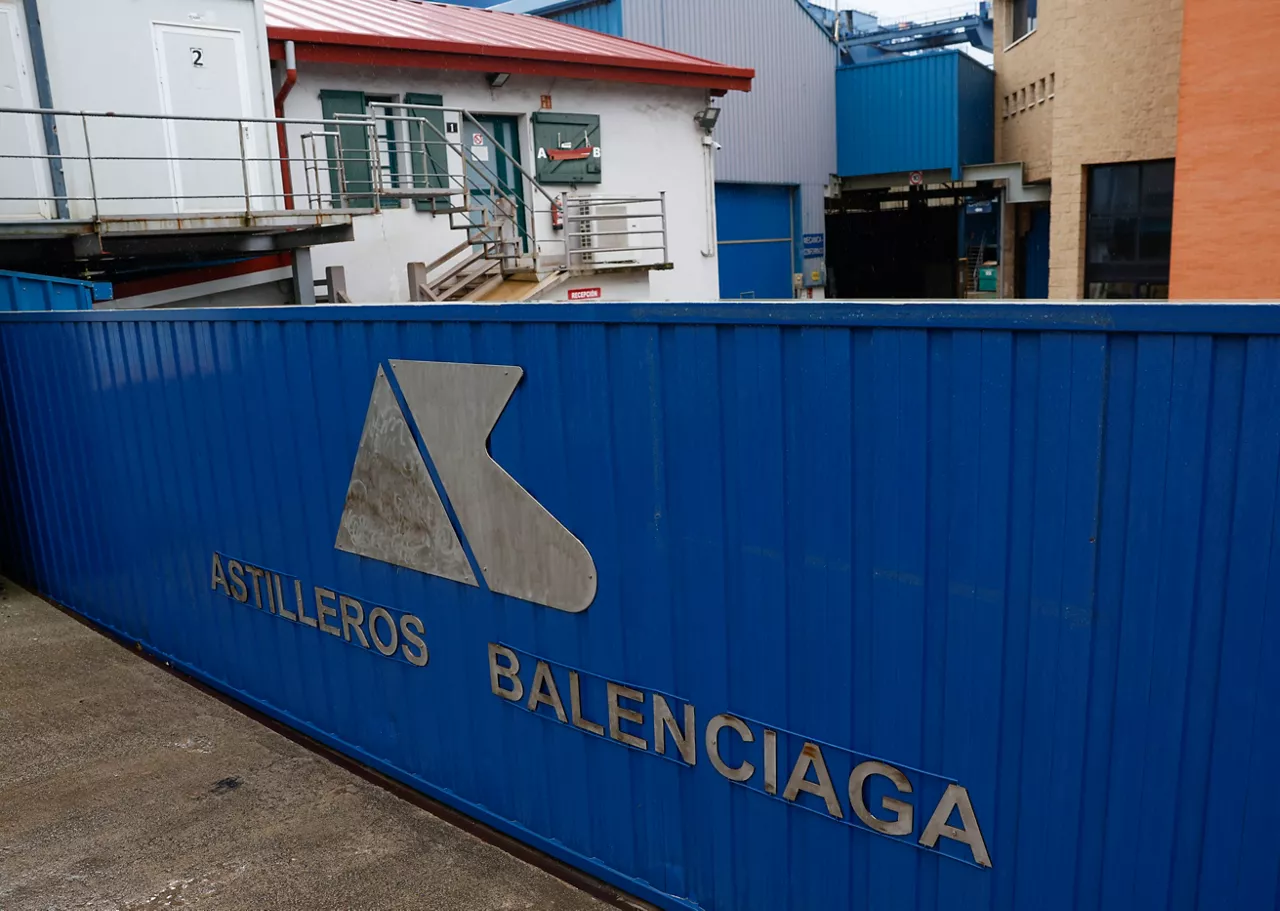 GRAFCAV7870. ZUMAIA (GIPUZKOA), 19/12/2025.- La plantilla de Astilleros Balenciaga ha aceptado este viernes finalmente las condiciones laborales ofrecidas por el grupo árabe Abu Dhabi Ports con lo que se supera el principal escollo para cerrar la compra venta y salvar la histórica firma con sede en Zumaia (Gipuzkoa). EFE/Juan Herrero.
