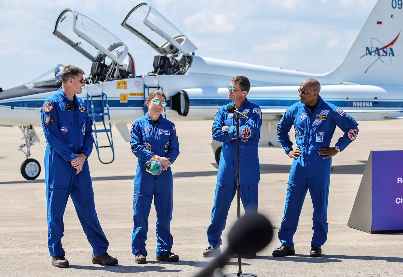 TITUSVILLE (United States), 27/03/2026.- The Artemis II crew, (L-R), mission specialist Jeremy Hansen of CSA (Canadian Space Agency), mission specialist Christina Koch, commander Reid Wiseman and pilot Victor Glover stand together after arriving at the Launch and Landing Facility at NASA's Kennedy Space Center in Titusville, Florida, USA, 27 March 2026. The Artemis II Crew Arrival is the official event marking the astronauts' arrival at the Kennedy Space Center ahead of their launch. According to NASA, Artemis II is a crewed lunar flyby mission, the second in NASA's Artemis program, and the first human mission beyond low Earth orbit since 1972, testing spacecraft systems ahead of future Moon landings. EFE/EPA/CRISTOBAL HERRERA-ULASHKEVICH
