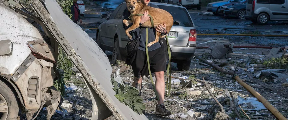 KYIV (Ukraine), 02/06/2026.- A man carries his dog at the site of a Russian strike on a residential area in Kyiv, Ukraine, 02 June 2026, amid the Russian invasion. At least four people were killed, and about 60 people were injured after a massive combined Russian attack overnight in Kyiv. At least 13 people died, and more than 100 were injured around Ukraine, according to the Ukrainian emergency services. Russia used more than 650 drones and more than 70 missiles of different types during the massive combined attack on Ukraine, as the air forces reported. (Rusia, Ucrania, Kiev) EFE/EPA/MAXYM MARUSENKO
