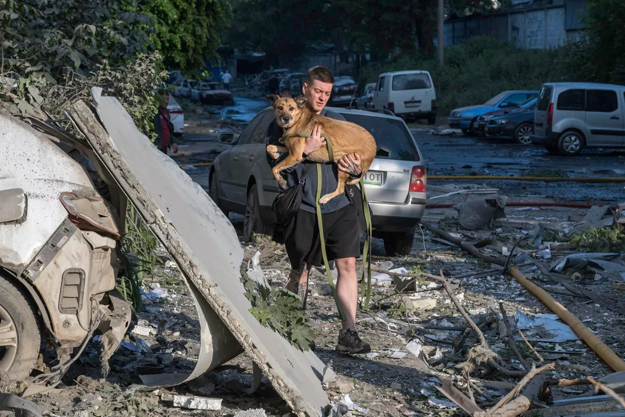 KYIV (Ukraine), 02/06/2026.- A man carries his dog at the site of a Russian strike on a residential area in Kyiv, Ukraine, 02 June 2026, amid the Russian invasion. At least four people were killed, and about 60 people were injured after a massive combined Russian attack overnight in Kyiv. At least 13 people died, and more than 100 were injured around Ukraine, according to the Ukrainian emergency services. Russia used more than 650 drones and more than 70 missiles of different types during the massive combined attack on Ukraine, as the air forces reported. (Rusia, Ucrania, Kiev) EFE/EPA/MAXYM MARUSENKO
