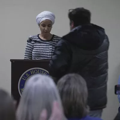 Un hombre rocía con líquido a congresista demócrata Ilhan Omar 