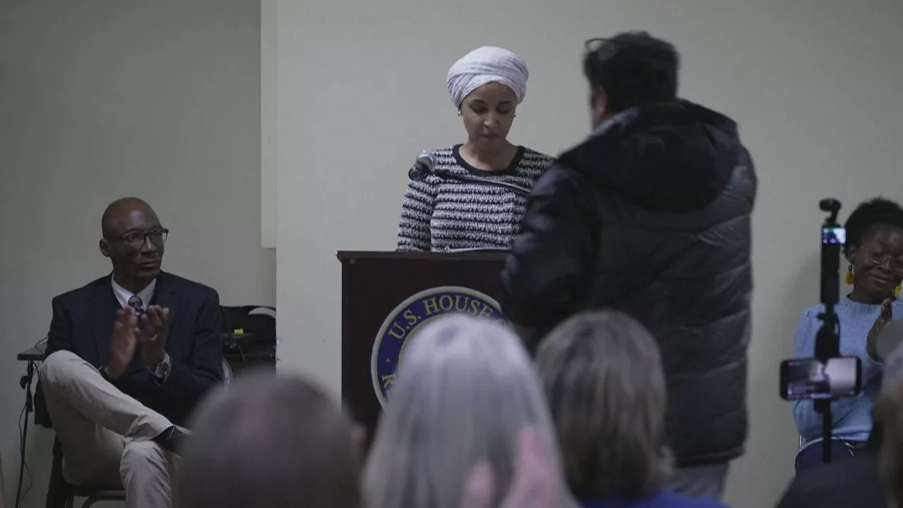 Un hombre rocía con líquido a congresista demócrata Ilhan Omar 