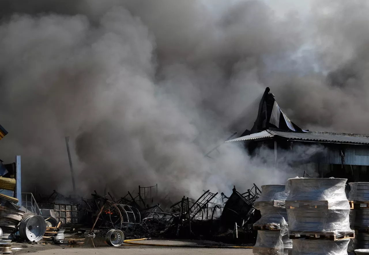 KYIV (Ukraine), 29/08/2026.- The site of a Russian strike on a goods storage near Kyiv, Ukraine, 29 August 2026, amid the Russian invasion. At least 27 people died, and 42 others were injured, including 4 children, as a result of the overnight Russian shelling in Kyiv and the area, according to the head of the regional military administration, Tymur Tkachenko. (Rusia, Ucrania, Kiev) EFE/EPA/SERGEY DOLZHENKO
