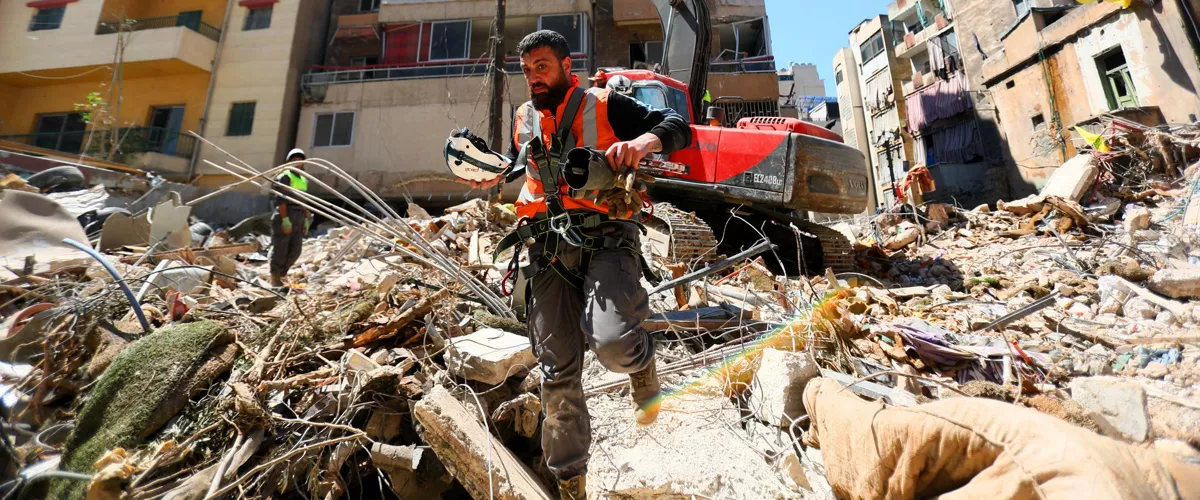 Beirut (Lebanon), 07/05/2026.- Workers operate as a bulldozer clears the rubble of a partially damaged building targeted by an Israeli strike in the Haret Hreik neighborhood, a southern suburb of Beirut, Lebanon, 07 May 2026. Israel strikes Beirut suburbs for first time since ceasefire on 17 April 2026. (Líbano) EFE/EPA/STRINGER
