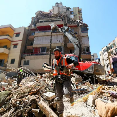 Beirut (Lebanon), 07/05/2026.- Workers operate as a bulldozer clears the rubble of a partially damaged building targeted by an Israeli strike in the Haret Hreik neighborhood, a southern suburb of Beirut, Lebanon, 07 May 2026. Israel strikes Beirut suburbs for first time since ceasefire on 17 April 2026. (Líbano) EFE/EPA/STRINGER
