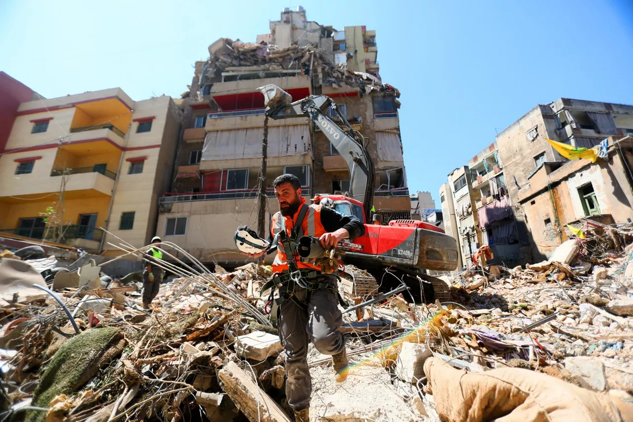 Beirut (Lebanon), 07/05/2026.- Workers operate as a bulldozer clears the rubble of a partially damaged building targeted by an Israeli strike in the Haret Hreik neighborhood, a southern suburb of Beirut, Lebanon, 07 May 2026. Israel strikes Beirut suburbs for first time since ceasefire on 17 April 2026. (Líbano) EFE/EPA/STRINGER
