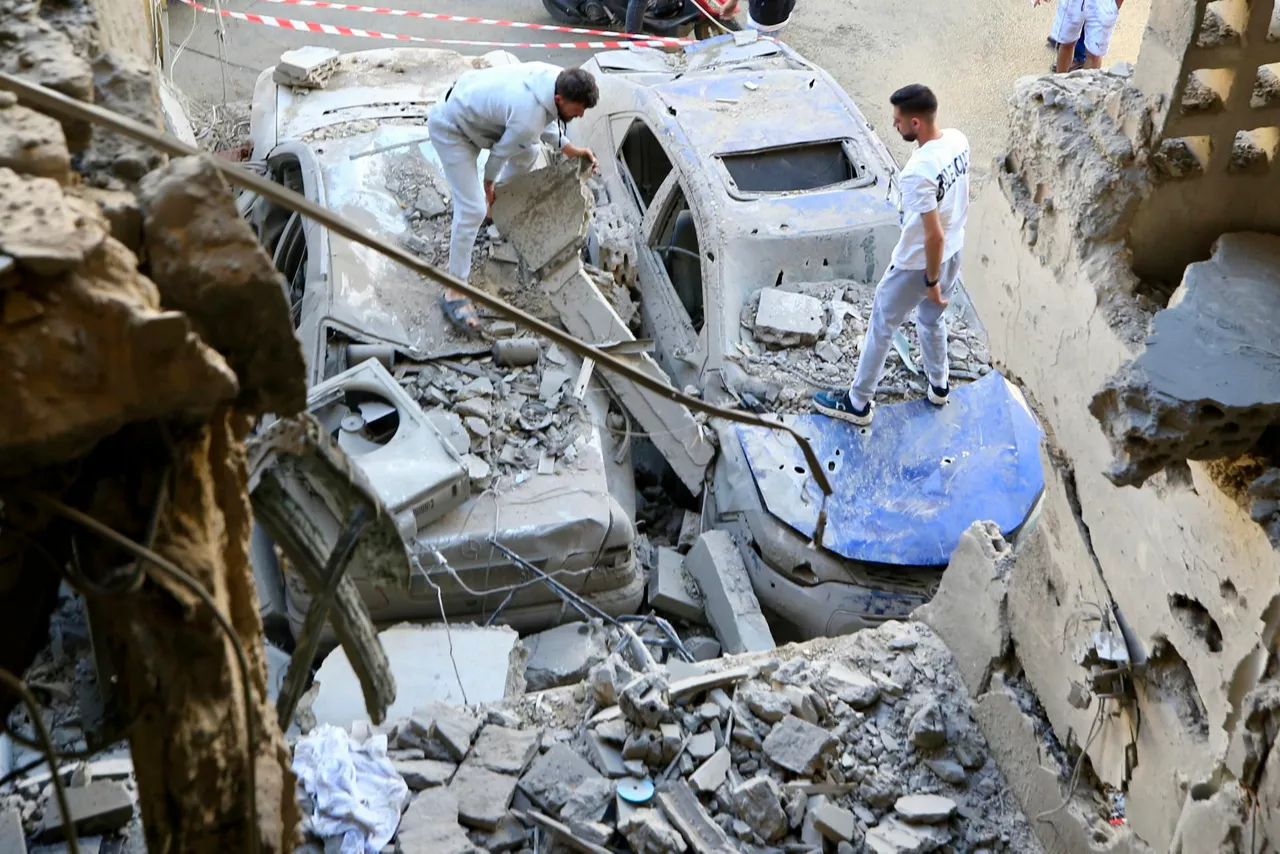 Sidon (Lebanon), 28/05/2026.- People inspect the site targeted by an Israeli airstrike in the southern coastal city of Sidon, Lebanon, 28 May 2026. At least four people were killed and several others injured in the attack. On 27 May, Israel had designated all regions south of the Zahrani River in Lebanon, roughly 40km from the border, including Tyre, as 'combat zones' and ordered locals to leave in anticipation of attacks against Hezbollah. Israeli attacks across Lebanon have killed over 3,275 people and injured more than 9,850, as of 28 May, since the renewed hostilities between Israel and Hezbollah, according to the Lebanese Ministry of Health. (Líbano, Hizbulá/Hezbolá) EFE/EPA/STRINGER
