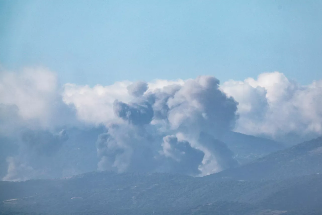 Mitula (Israel), 07/06/2026.- Smoke rises following an Israeli strike in southern Lebanon, as seen from the Israeli side of the border in the Upper Galilee, northern Israel, 07 June 2026, amid a ceasefire between Israel and Hezbollah. (Líbano, Hizbulá/Hezbolá) EFE/EPA/ATEF SAFADI
